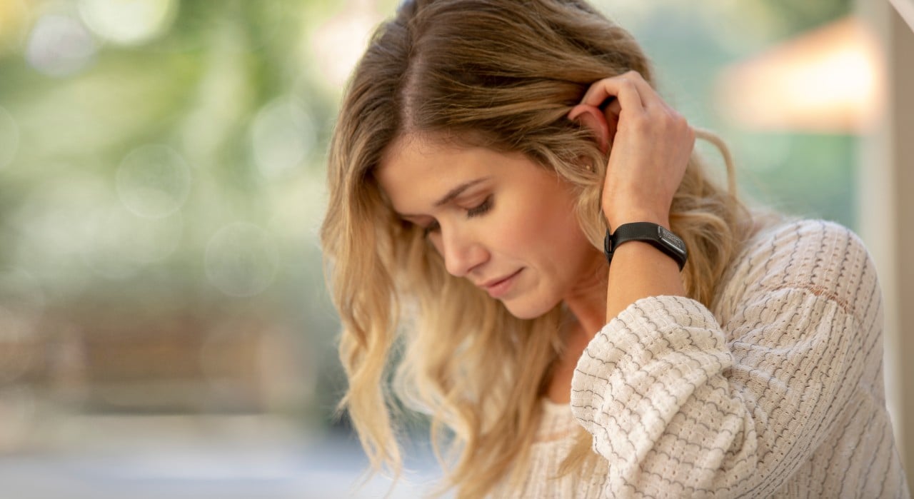 tjej med en smartwatch