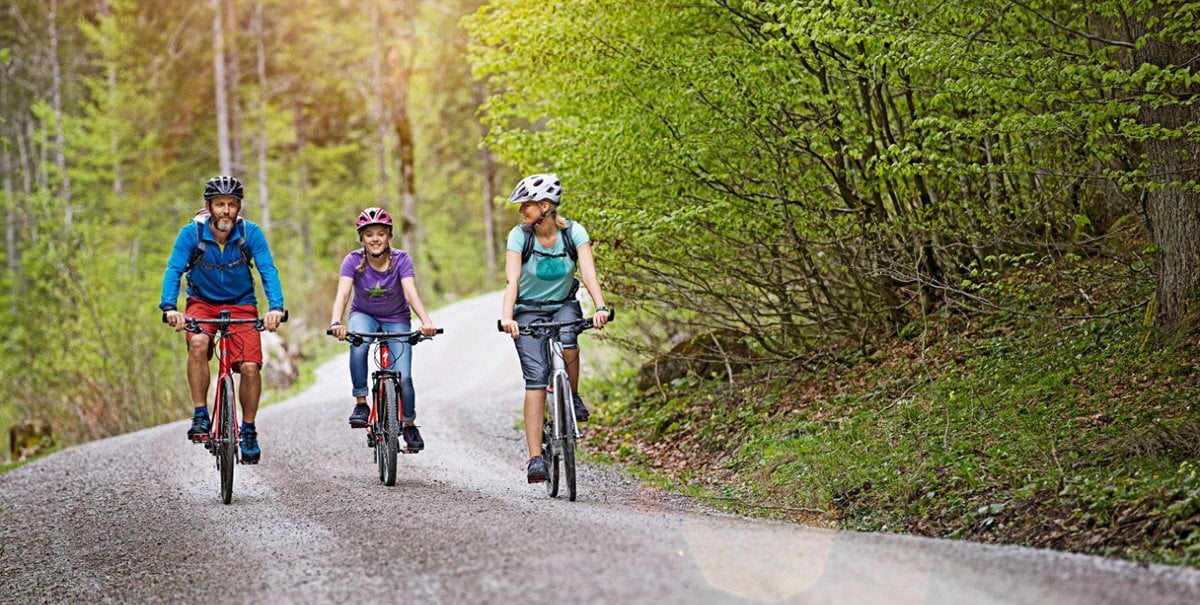 3 cyklister i skogen