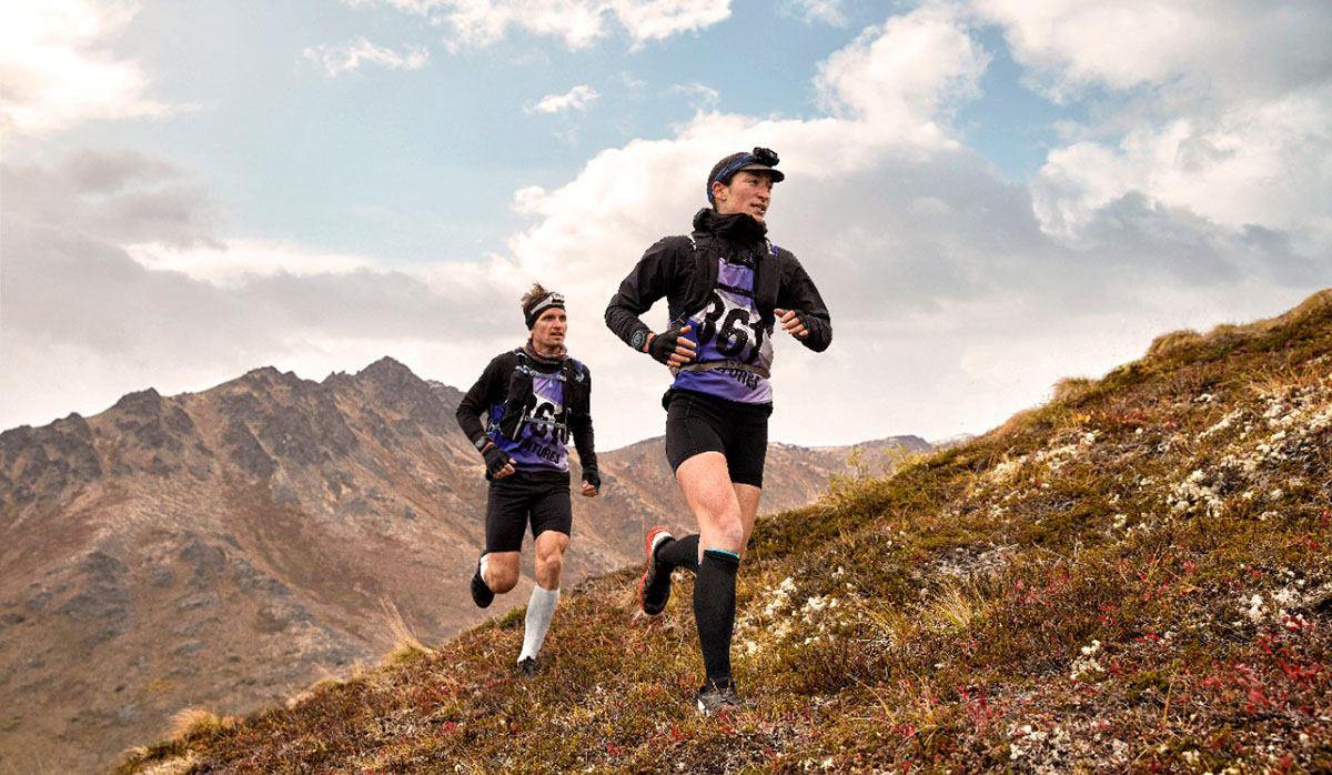 Två ultralöpare med träningsklockor