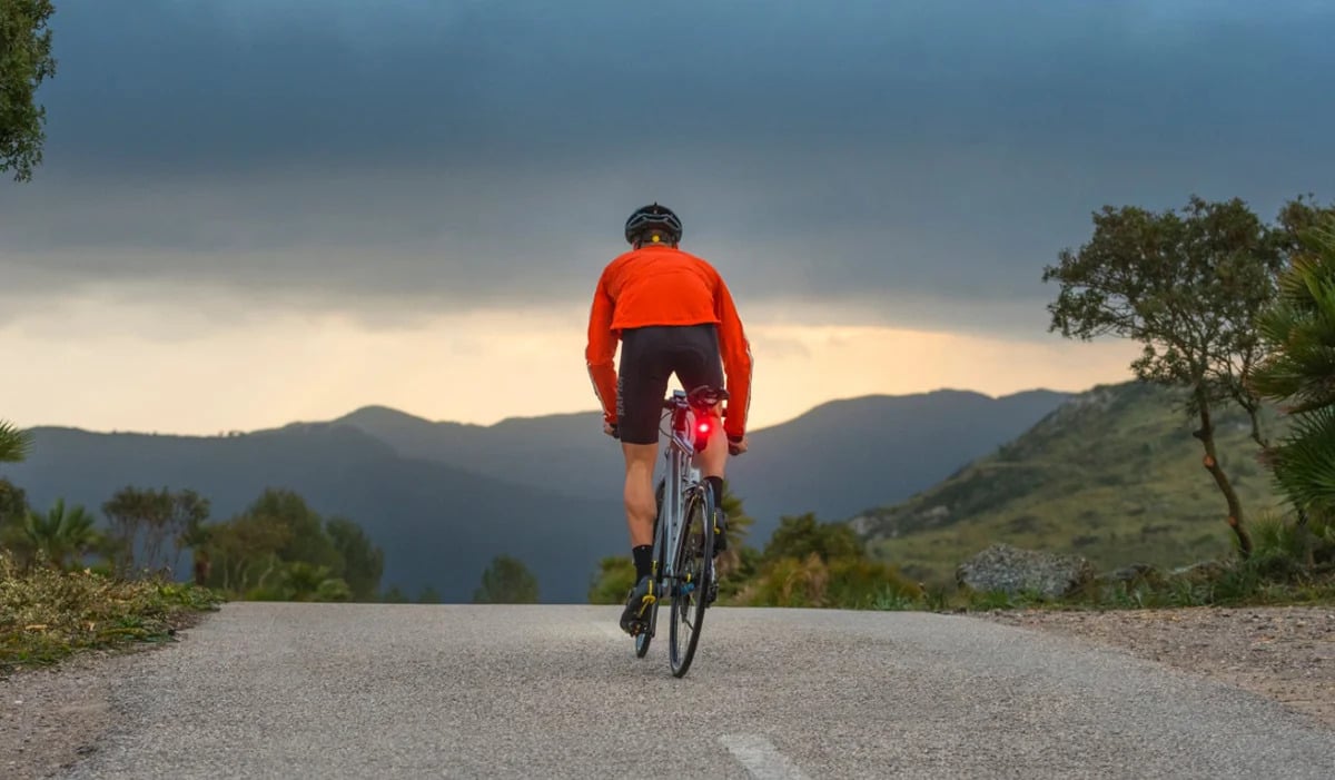 En man som cyklar på landsväg