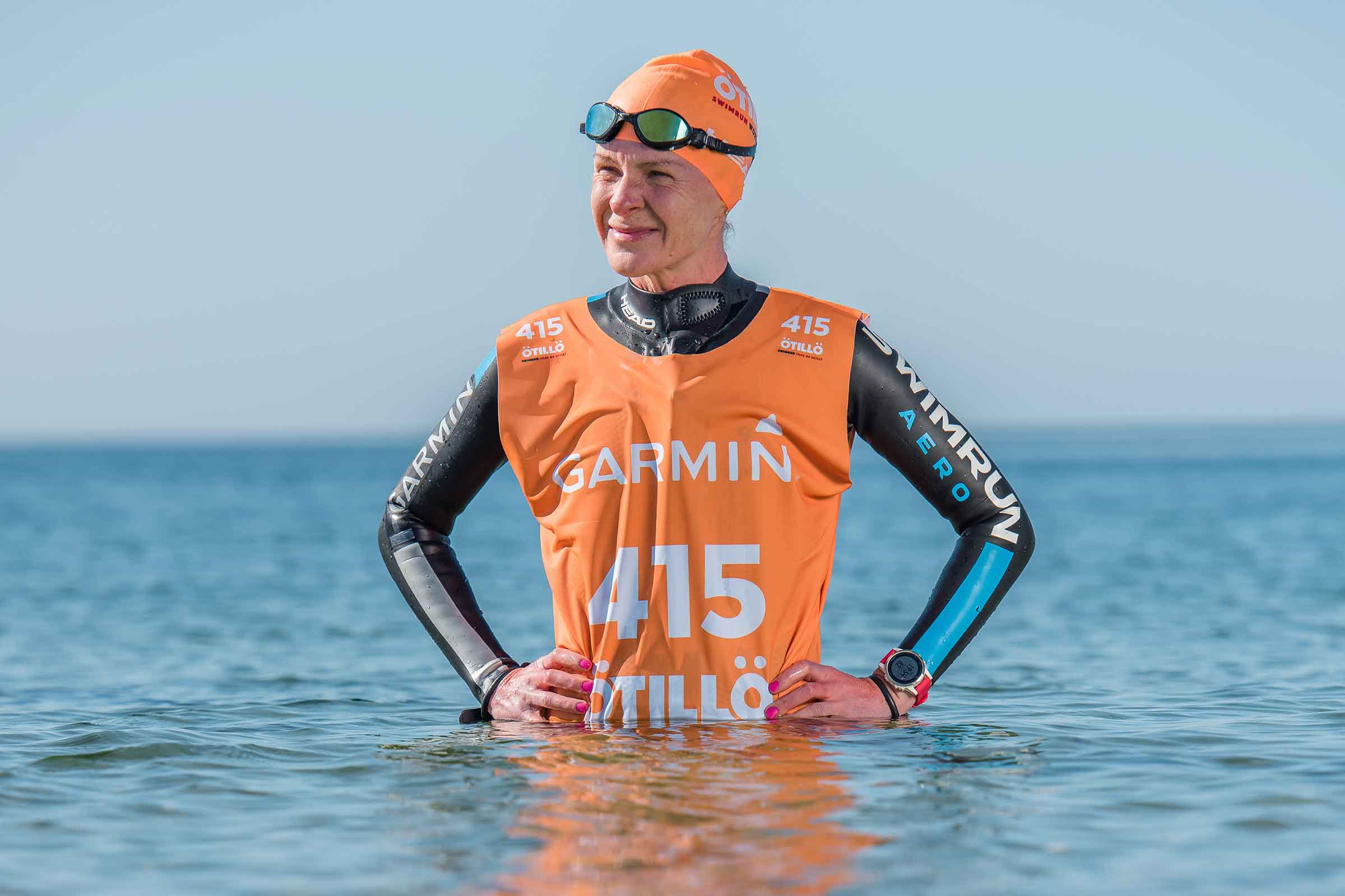 Ida Enstedt i vattnet med utrustning för swimrun