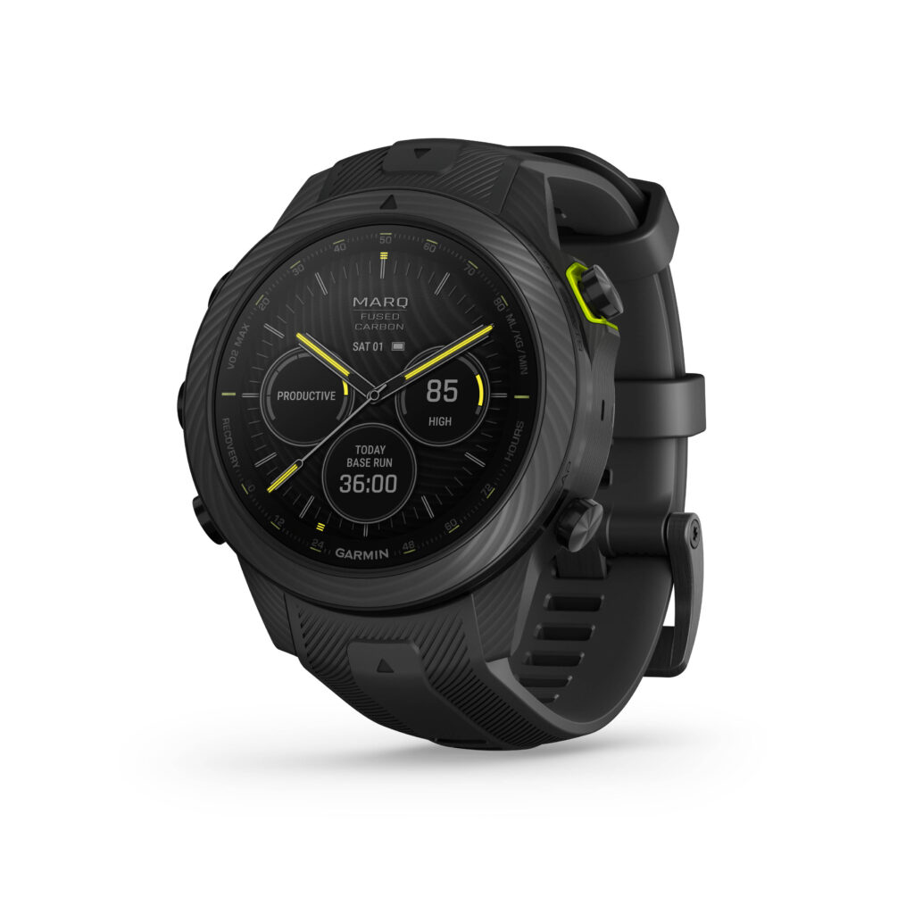 En högupplöst bild av Garmin Marq Carbon Commander-klockan med en svart urtavla och digital display. Klockan har en kolfiberdesign och visar en statyikon på displayen.