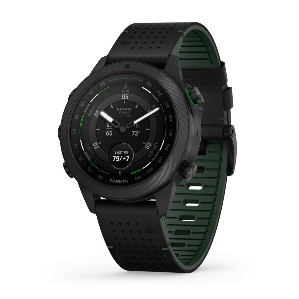 En högupplöst bild av Garmin Marq Carbon Golfer-klockan med en svart urtavla och digital display. Klockan har en kolfiberdesign och visar en statyikon på displayen, vilket indikerar en specialfunktion för golfspelare.