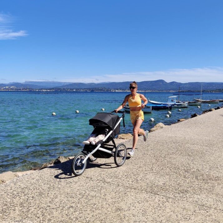 Charlotta Fougberg med en joggingvagn