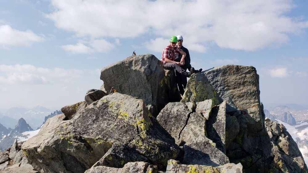 16-åring och pappa sitter på toppen av Gannett Peak efter räddningen