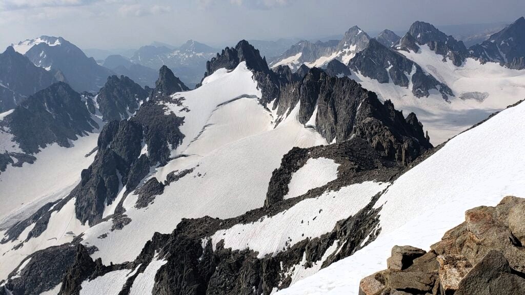 Vy över snötäckta bergstoppar i Wind River Range där olyckan inträffade