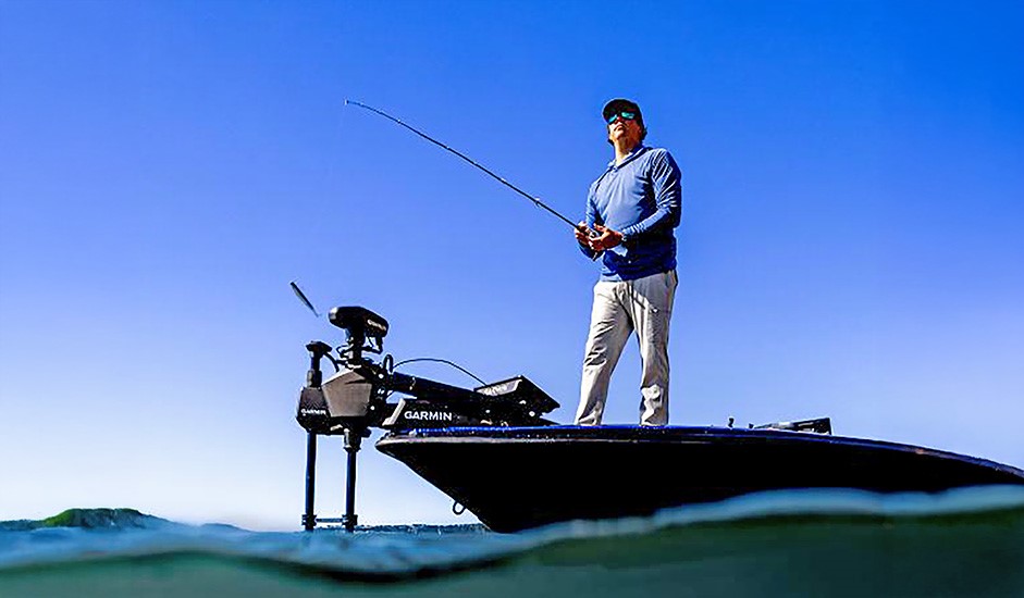Sportfiskare står i en båt och fiskar med Garmin-trollingmotor och ekolod, och visar hur GT360UHD och Spy™ Pole ger bättre överblick och kontroll under fisket