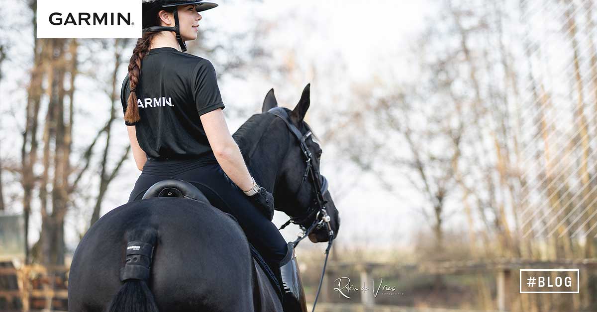 Febe van Zwambagt på svart häst med Garmin Blaze sensorn fäst under svansroten